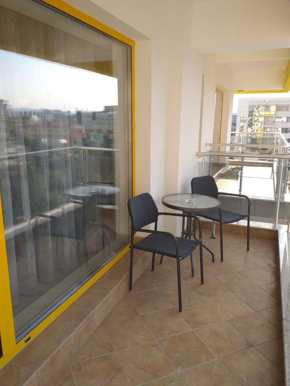 Downtown "Rendez-Vous" Luxury Apartment Bacau Exterior photo