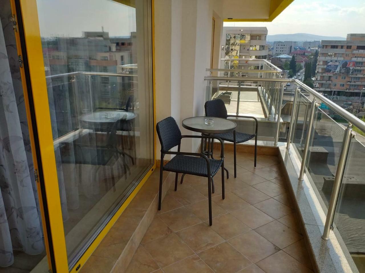 Downtown "Rendez-Vous" Luxury Apartment Bacau Exterior photo